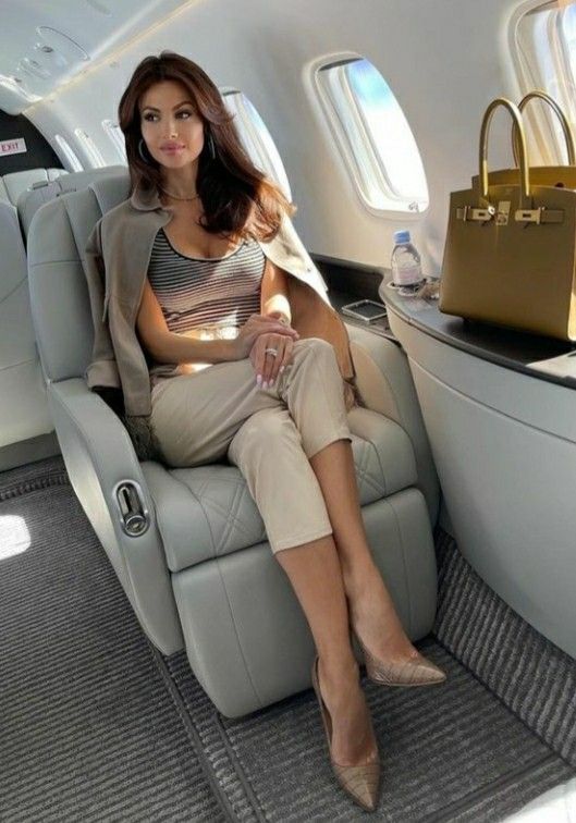 Ceo Outfit, Classy Airport Outfit, Feminine Lifestyle, Chic Airport Outfit, Chic Travel Outfit, Comfy Airport Outfit, Airport Outfit Summer, Airport Travel Outfits, Influencer Lifestyle