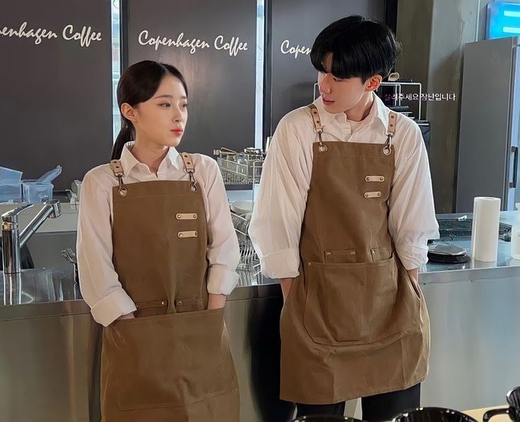 Ulzzang Barista, Cafe Barista Outfit, Phone Wallpaper Minimal, Barista Uniform, Lock Screen Aesthetic, Korean Coffee Shop, Barista Outfits, Cafe Uniform, Korean Shop