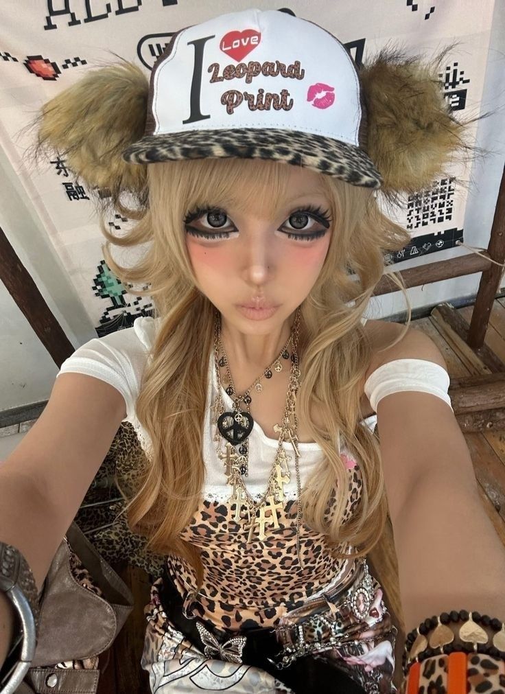 Leopard Print Gyaru, Rokku Gyaru Makeup, Mamba Gyaru, Emo Gyaru, Scene Gyaru, Coquette Model, Gyaru Outfits, Manba Gyaru, Gyaru Girl