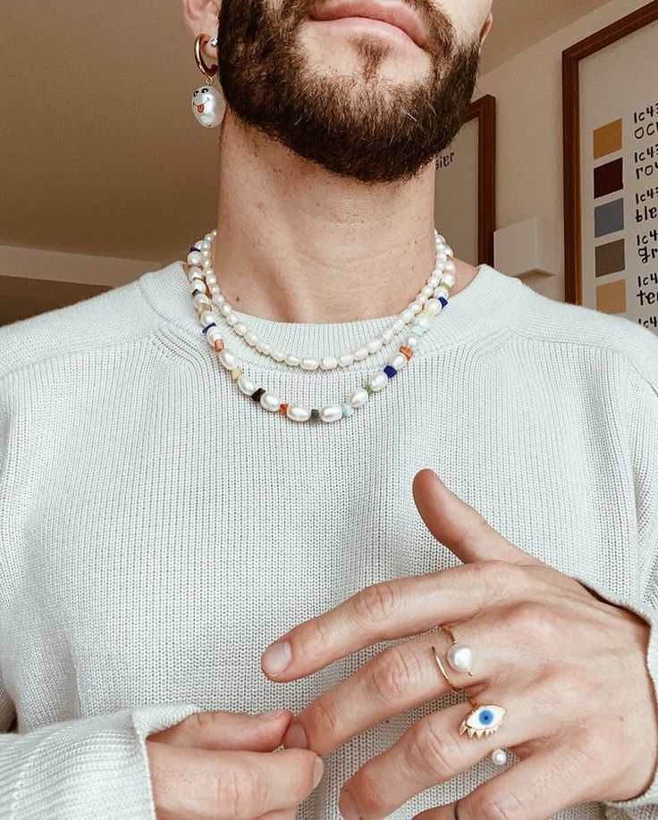 Outfit With Pearls, Pearl Necklace Men, Jewelry Nails, Nail Piercing, Wearing Pearls, Pearl Beach, Wearing Jewelry, Party Inspo, Man Style