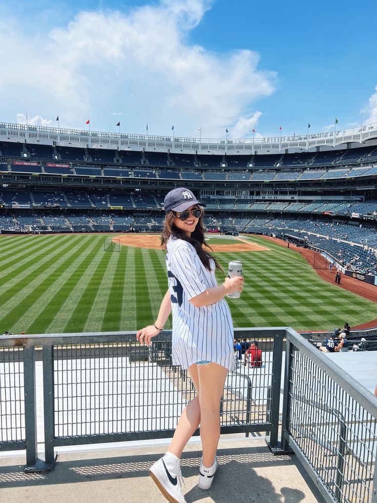 Baseball Fan Outfit, Cricket Game Outfit Women, Yankee Stadium Outfit, Baseball Date Outfit, Baseball Stadium Pictures Photo Ideas, Baseball Game Poses, Baseball Instagram Pictures, Yankees Hat Outfit Summer, Yankee Game Outfit Women