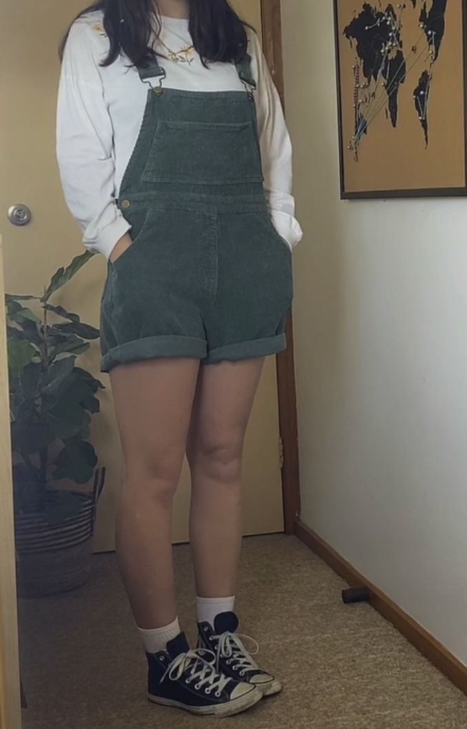 Dark Green Overalls Outfit, Outfits With Green Overalls, Overall Shorts Outfit Midsize, Green Overalls Outfits Shorts, Short Overalls Aesthetic, Cute Green Outfits Casual, Green Short Overalls Outfit, Green Overall Shorts Outfit, Courdory Overalls Outfits