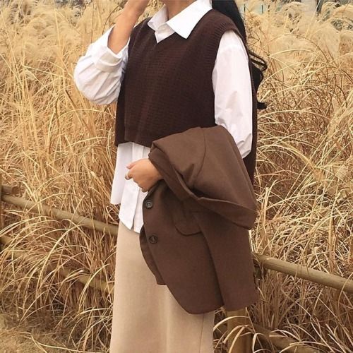 vividspark Korean fashion Brown Vest Outfit, Minimalist Japan, Academia Outfits, Vest Outfit, Brown Vest, Vest Outfits, Korean Street Fashion, Korean Outfits, Looks Vintage