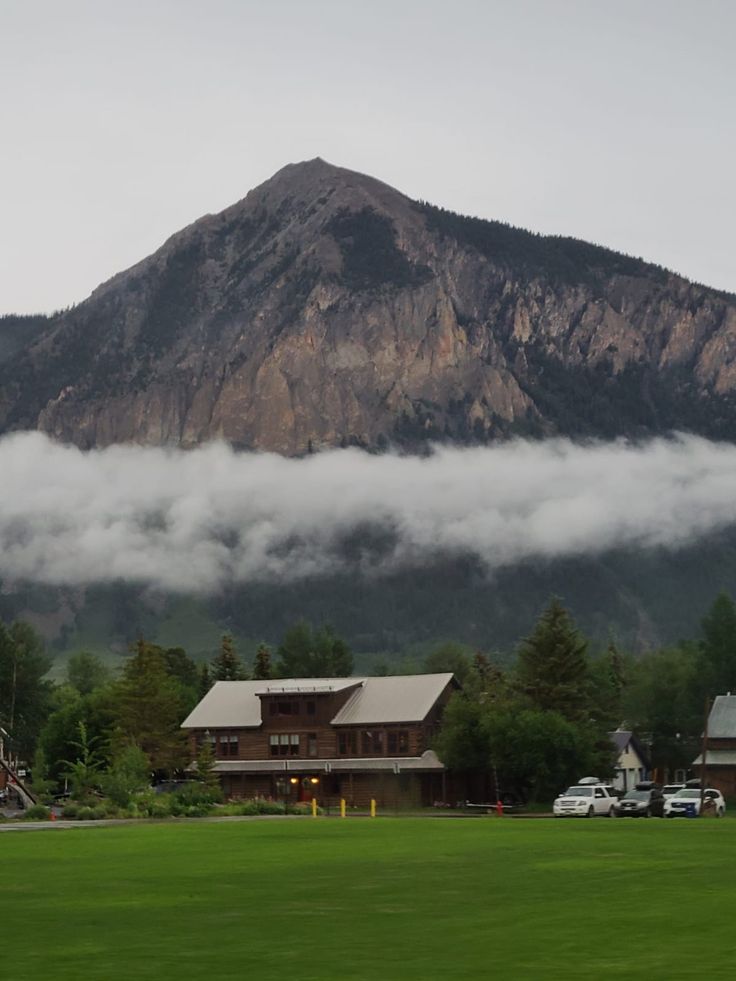 House surrounded by clouds on a mountain Home In The Mountains Aesthetic, Denver Colorado Houses, Colorado House Aesthetic, Mountain Cabin Aesthetic, Cabins In Colorado, House Decor Aesthetic, Old House Exterior, Colorado Aesthetic, Colorado Cabin