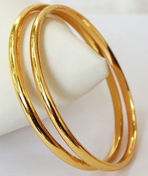 9 Simple Look Plain Gold Bangles Designs from India Simple Gold Bangle, Plain Gold Bangles, Gold And Jewelry, Gold Bangles Indian, Gold Bangles For Women, Gold Bangle Set, Gold Jewelry Simple Necklace, Bangles Gold, Gold Jewelry Stores