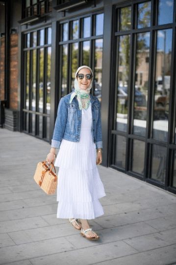 20 Ways To Wear Hijab With Denim Jackets For A Chic Look Denim Jacket Outfit Hijab, Ootd Jaket Jeans, Ways To Wear Hijab, Ootd Jaket, White Denim Jacket Outfit, Cropped Denim Jacket Outfit, Cropped Jacket Outfit, White Denim Outfit, Jeans Hijab