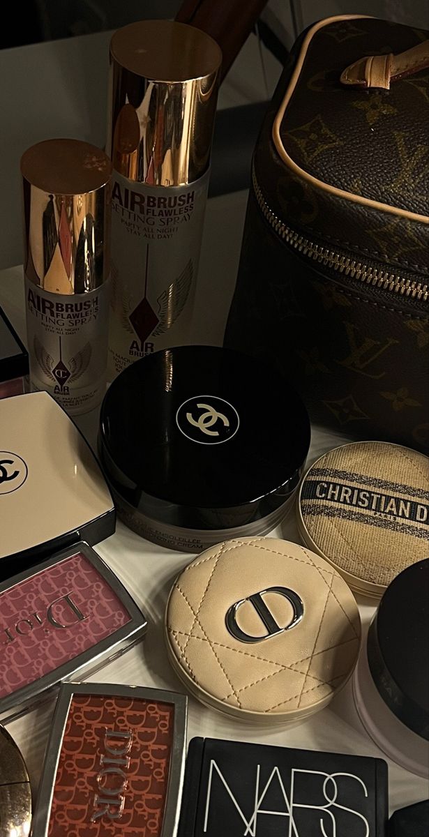 Makeup Bag Essentials, Fancy Makeup, Makeup Obsession, Luxury Makeup, Makeup Items, Old Money Aesthetic, Makeup Essentials, Aesthetic Makeup, Makeup Collection