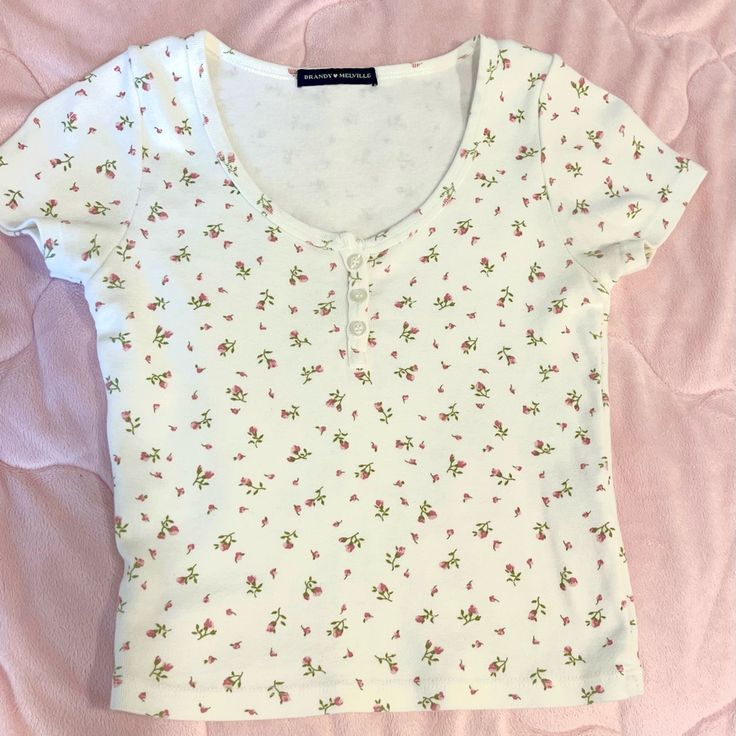 Basically Brand New Worn Once Or Twice Ever Got It 3 Years Ago In Store No Longer Sold Super Cute Sage Pink Rose Flower Print Comment If Interested! Price Is Set White Fitted Floral Print Top, Fitted White Floral Print Top, Zelly Top, Tops Brandy Melville, Sage Pink, Girly Tops, Rose Flower Print, Floral Shirts, Pink Rose Flower