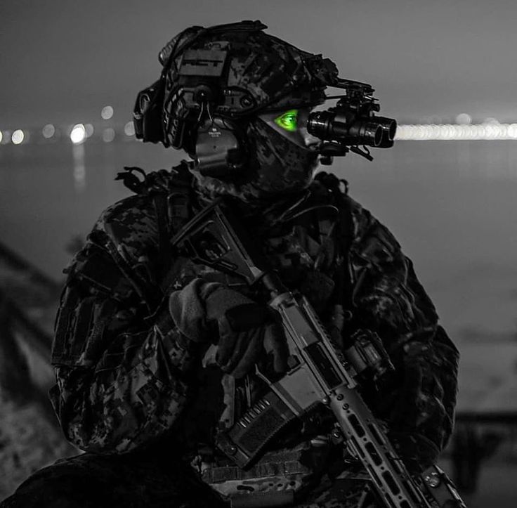 6,051 Me gusta, 20 comentarios - Combat Military Soldiers (@combatsoldiers) en Instagram: "“There’s no hunting like the hunting of man.” 💀 • Via: @falconclaw_ #NightStalker" Special Forces Wallpaper, Hunting, Green, Instagram, Black