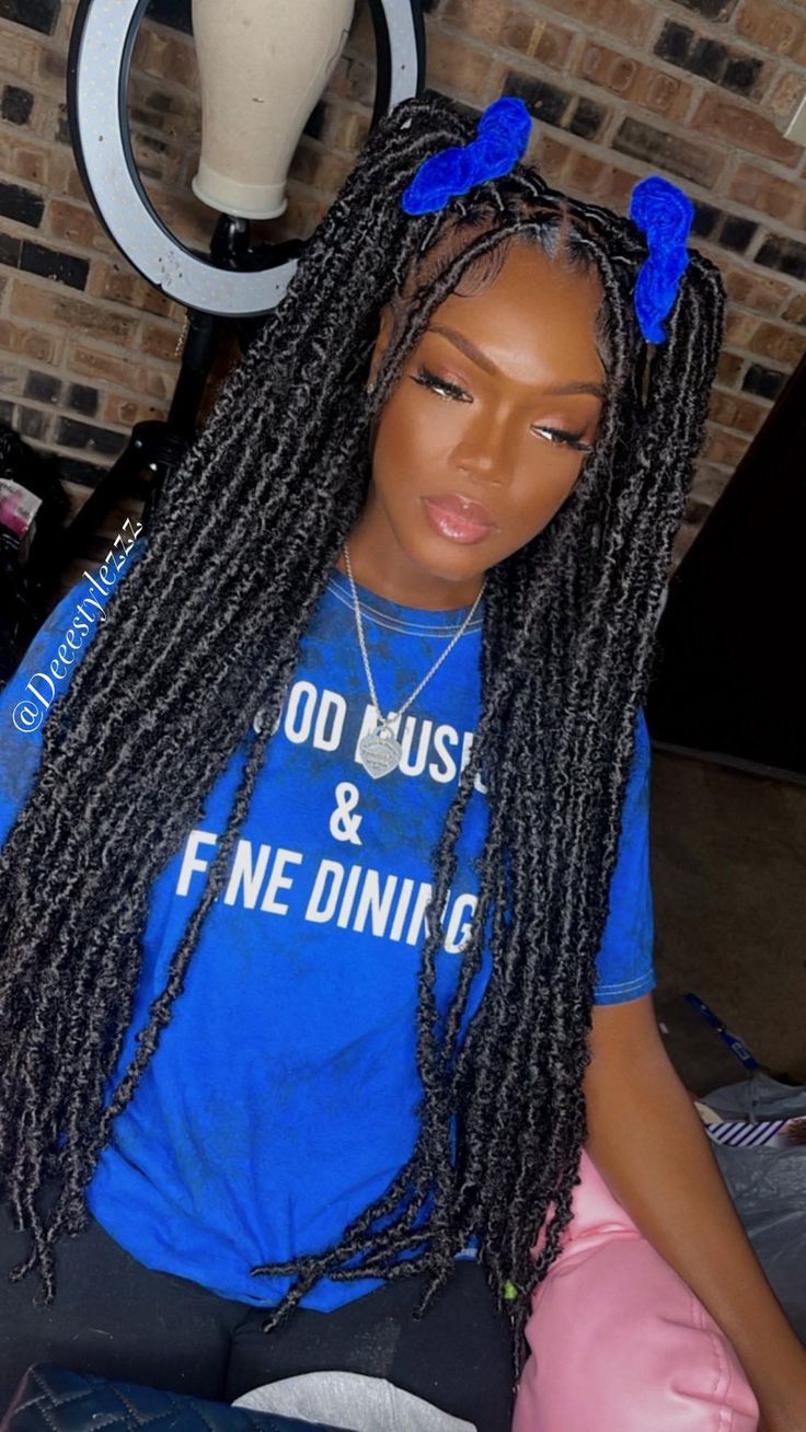 Cute Fox Locs Hairstyles, Cute Styles To Do With Soft Locs, Hair Styles Soft Locs, Soft Locks Hairstyles Long, Lock Twist Hairstyles, Hair Styles For Soft Locks, Fox Locs Hairstyles, Long Soft Locs Hairstyles, Locs Styles Short