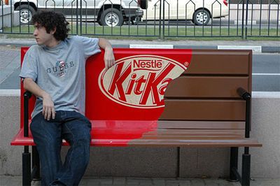 A bench disguised as a Kit Kat bar! The ad reinforces the brand message of taking a break. Guerilla Marketing Examples, Guerrilla Advertising, Funny Commercial Ads, Clever Advertising, Guerrilla Marketing, Funny Commercials, Commercial Ads, 광고 디자인, Publicidad Creativa