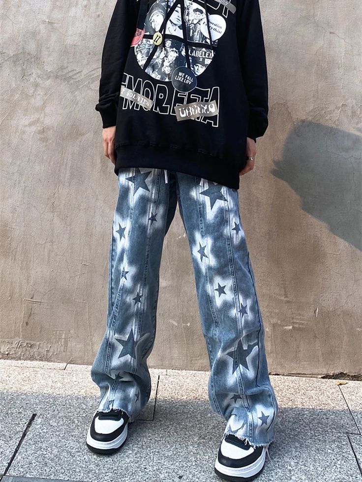 Star Painted Jeans, Spray Paint Jeans Diy, Spray Painted Jeans, Spray Paint Outfit, Spray Paint Pants, Spray Paint Jeans, Bleach Jeans Diy, Y2k Fashion Men, Baggy Fashion