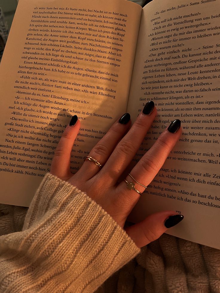 black nails idk… Black Ring Aesthetic, Black Nail Polish Aesthetic, Black Dip Nails Ideas, Black Nail Aesthetic, Black Nail Inspo Short, Hand Claims, Black Oval Nails, Black Nails Aesthetic, Short Nails Black