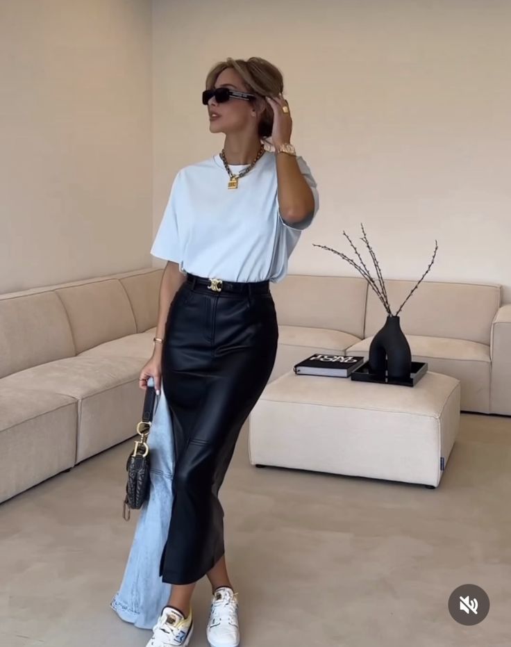 Long Leather Skirt Outfit Party Night, Leather Skirt Long Outfit, Leather Skirt Outfit Long, Semi Casual Dinner Outfit, Leather Skirt Outfit Spring, Afterwork Drinks Outfit, Black Long Leather Skirt Outfit, Black Satin Skirt Outfit Work, Leather Skirt Casual Outfit