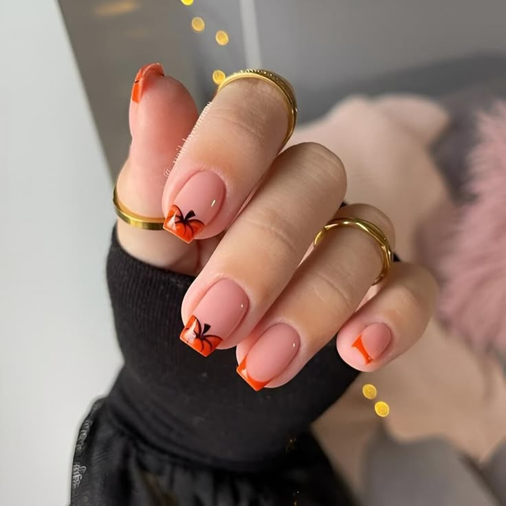 Ongles Beiges, Pumpkin Nail Designs, Designed Nails, Nail Fall, Black Halloween Nails, Holloween Nails, Kutek Disney, Thanksgiving Nail Designs, Simple Fall Nails