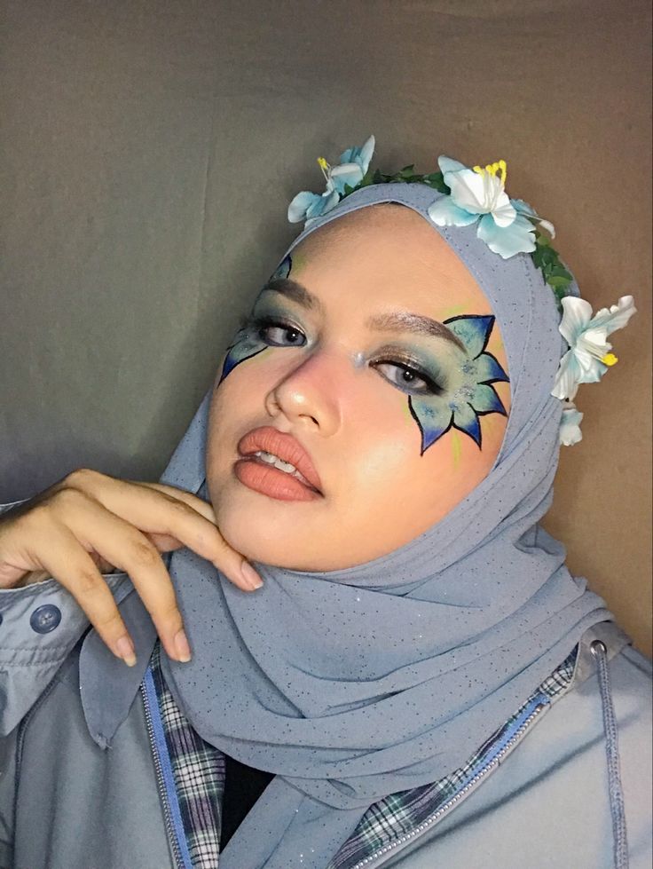 Hijabis makeup ideas✨✨ #makeup #makeuplook #makeupideas #hijab Face Art Makeup Flowers, Makeup Karakter Simple, Make Up Karakter, Makeup Karakter, Face Art Painting, Make Up Mata, Blue Makeup Looks, Flower Makeup, Face Painting Easy