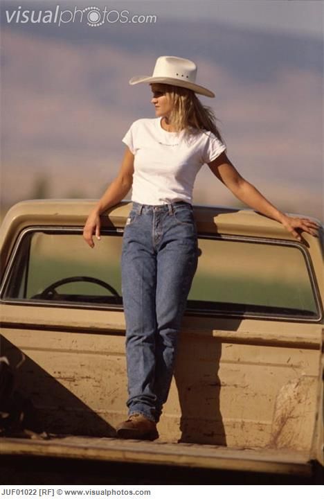 Farm Girl Outfits, Country Girl Aesthetic, Farmer Outfit, Foto Cowgirl, Farmer Girl, Farm Clothes, Wilde Westen, Cute Country Outfits, Looks Country