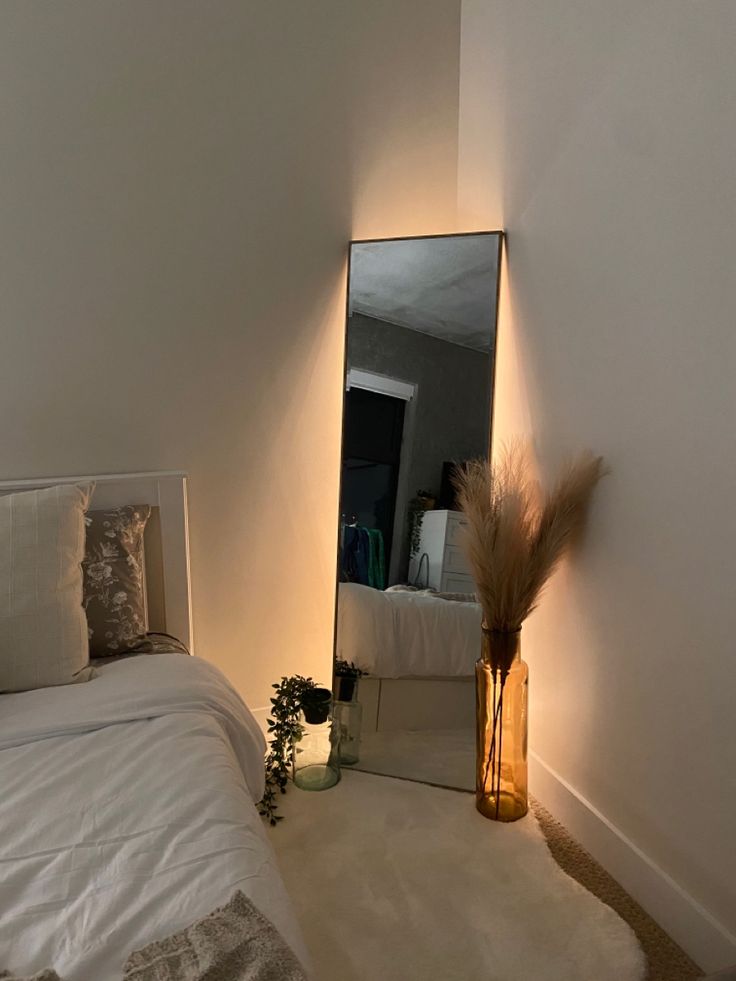 Pampas, mirror, sherpa, duvet, bedroom White Room Decor, Decor Studio, Dream Apartment Decor, Future Apartment Decor, Dekorasi Kamar Tidur, Room Redesign, Redecorate Bedroom, Cozy Room Decor, Minimalist Room