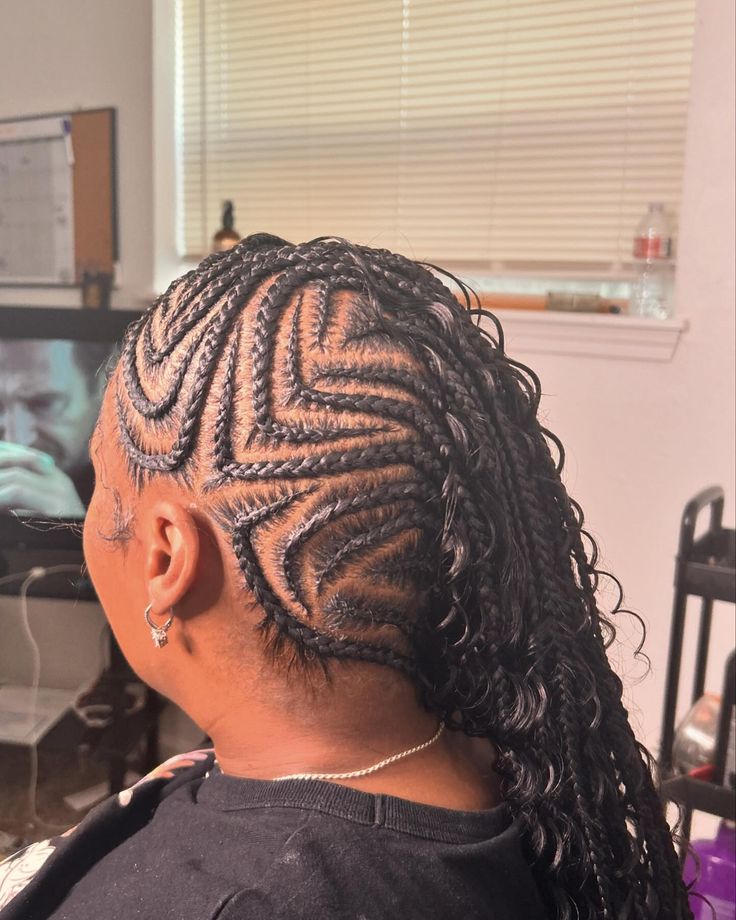 Braided Mohawk 🥰🥰 Knotless Braids Mohawk, Mowhak Hairstyle Female Braids, Boho Mohawk Braid, Knotless Mohawk Braids, Braid Mohawk For Black Women, Braided Mohawk Hairstyles For Black Hair, Mohawk Braids For Black Women, Canerow Styles, Braided Mohawk For Black Women