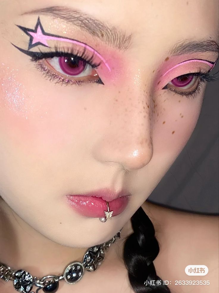 Star Eyeshadow Look, Pink Star Makeup, Black Eyeshadow Eyeliner, Y2k Eye Makeup, Black Pink Makeup, Star Makeup Look, Star Eye Makeup, Artsy Makeup Look, Purple Makeup Looks