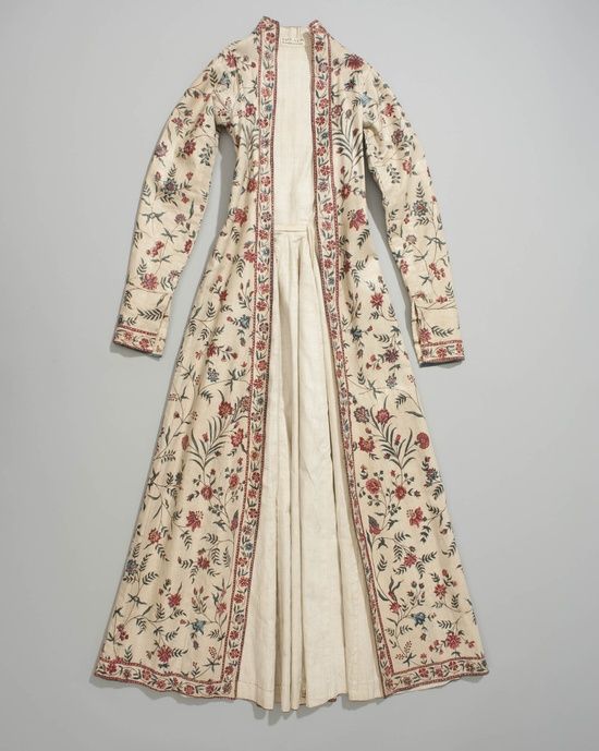 women's mantua, dutch 18th Century Clothing, Air Museum, 18th Century Fashion, Mode Abaya, Indian Gowns Dresses, Century Clothing, Batik Dress, Traditional Costume, Fashion Weeks