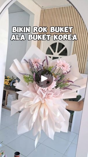 a mirror that has flowers in it and the caption reads, bikin rok buket ala buket korea