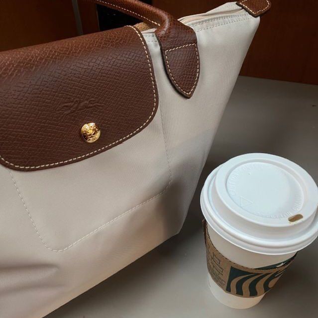 Longchamp and starbucks coffee, summer outfits inspo Motivation School, Back To University, Laptop Aesthetic, Studying Aesthetic, Notes Study, Uni Bag, Motivation Study, Aesthetic School, Library Room