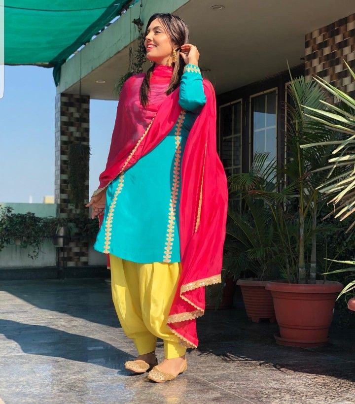 Punjabi Patiala Suit, Patiala Salwar Kameez, Suit Dupatta, Patiala Suit Designs, Patiala Salwar Suits, Punjabi Fashion, Designer Punjabi Suits, Punjabi Outfits, Simple Kurta Designs