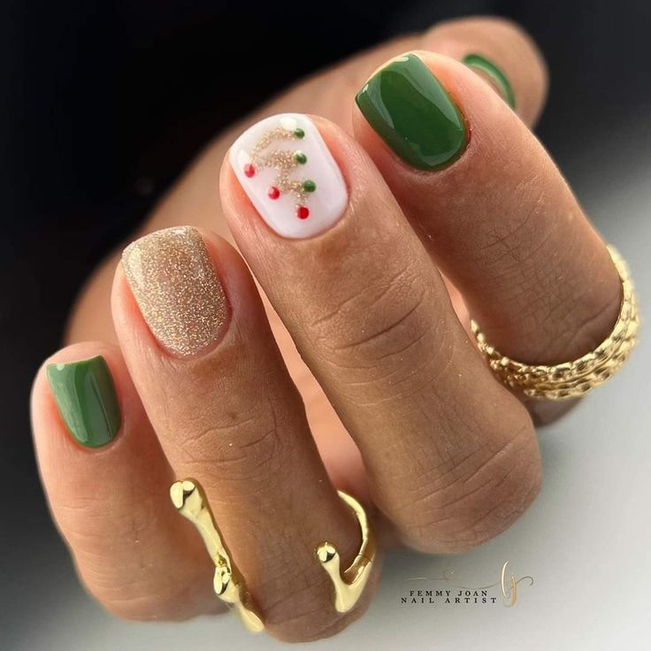 Short Christmas Nail Inspiration, Christmas Neutral Nails Short, Dip Powder Nails Christmas Designs, Santa Nails Short, Hard Gel Nails Christmas Design, Christmas Nails Anc, Christmas Holiday Nails Short, Christmas And New Years Dip Nails, Holiday Nail Art Short Nails