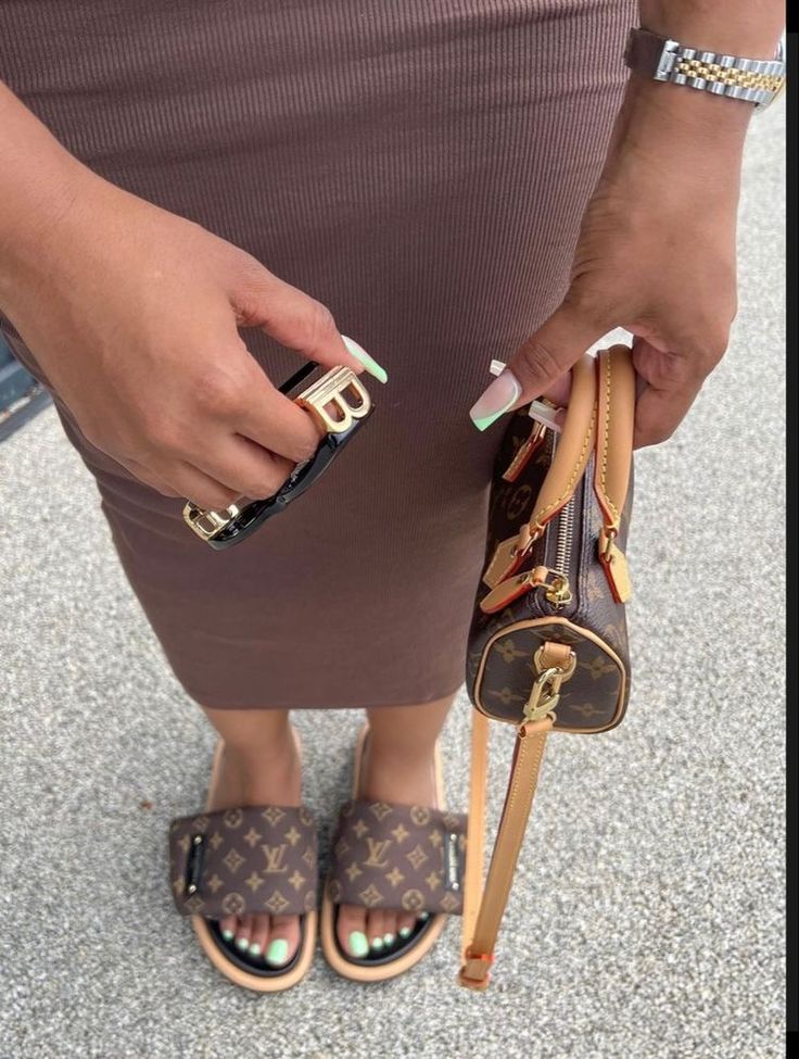 Lv Sandals Outfit, Holiday Outfits Summer, Girly Fits, Shoes Aesthetic, Aesthetic Luxury, Mode Zara, Shoes Outfit Fashion, Sandals Outfit, Stunning Shoes