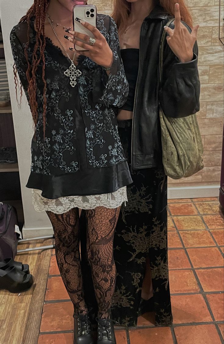 Emo Spiritual Aesthetic, All Black Outfit Aesthetic Grunge, Emo Hippie Outfits, Black Fairy Outfit, Indie Goth Aesthetic, Indie Goth Outfits, Emo Hippie Aesthetic, Hippy Goth Outfits, Hippie Goth Fashion