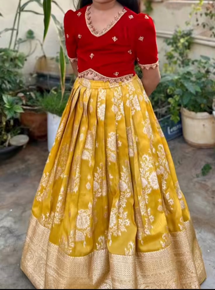 Pavadai Sattai Designs, Girls Frocks Design, Pattu Pavadai Designs, Langa Blouse, Indian Dresses For Kids, Pattu Langa, Kids Party Wear Dresses, Simple Frock Design, Kids Dress Collection