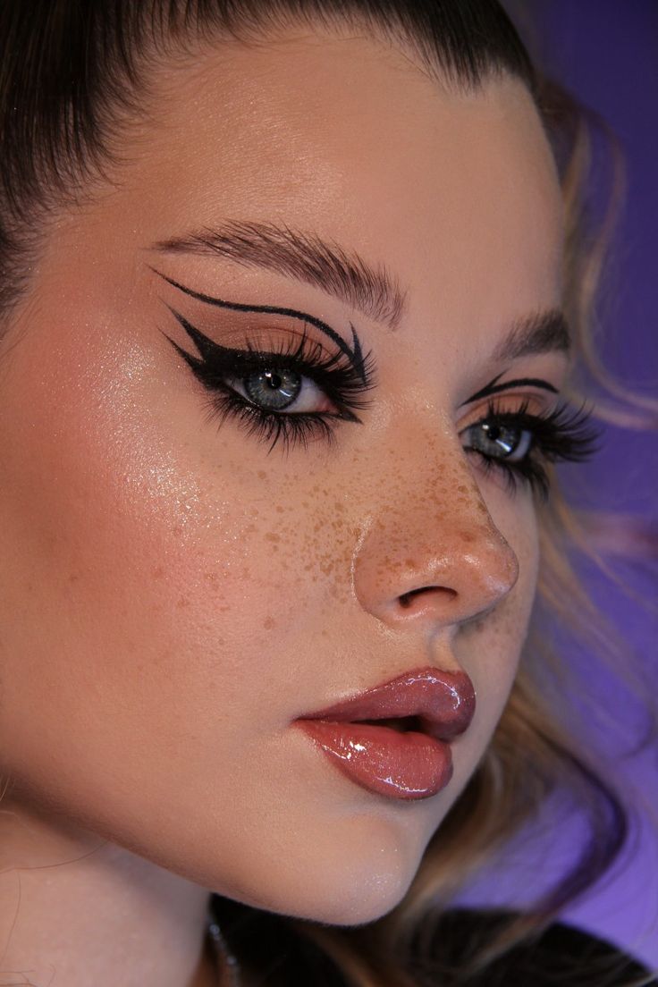 Smokey Cat Eye, Eyeliner Designs, Dramatic Fashion, Graphic Eyeliner, Perfect Girl, Graphic Liner, Make Up Inspo, The Perfect Girl, Lip Hair