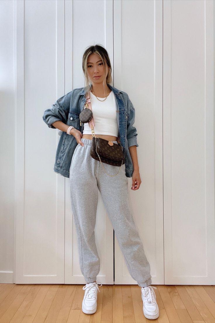 Fashion blogger Lauren Lora wearing a casual outfit for spring. She's wearing an oversized denim jacket from AE, gray sweatpants from Brandy Melville, a cropped white tank top from AE, Nike air force 1 sneakers, the Louis Vuitton multi pochette accessoires and a necklace and earrings from Mejuri. Fashion Joggers Outfits, Grey Sweatpants Outfit Spring, Sweatpants Look, Sweatpants Casual Outfits, Styled Sweatpants, Spring Outfit Comfy, Casual College Outfits Sweatpants, Jogger Casual Outfits, Sweatpants Outfit Casual