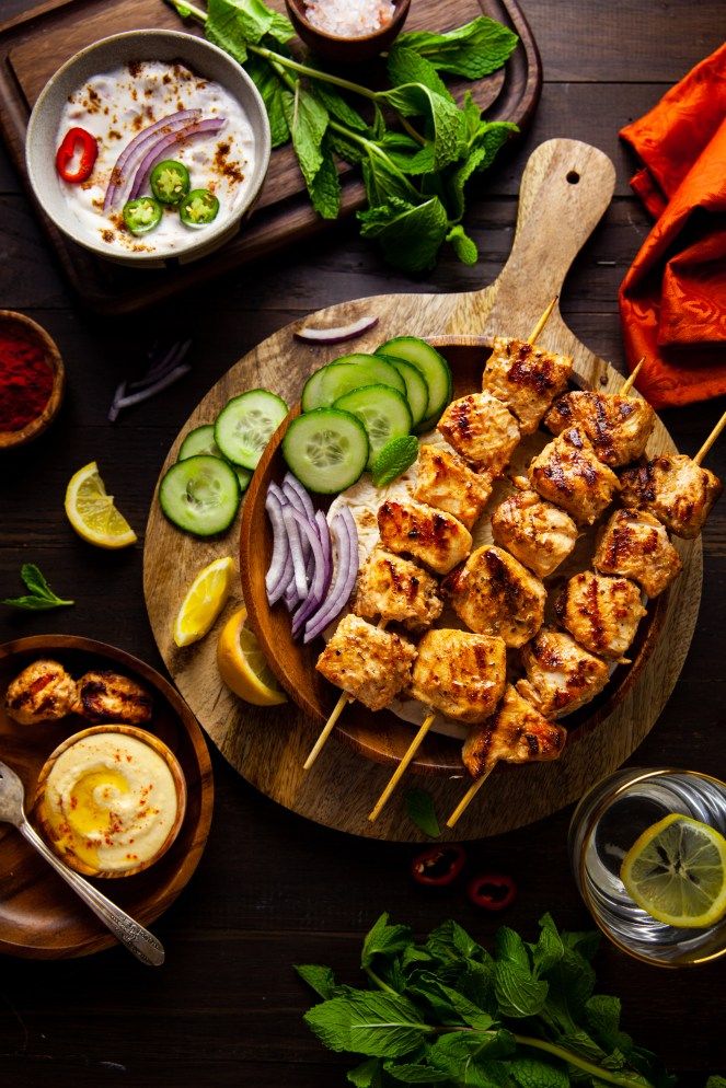 chicken skewers with cucumbers, onions and sauces