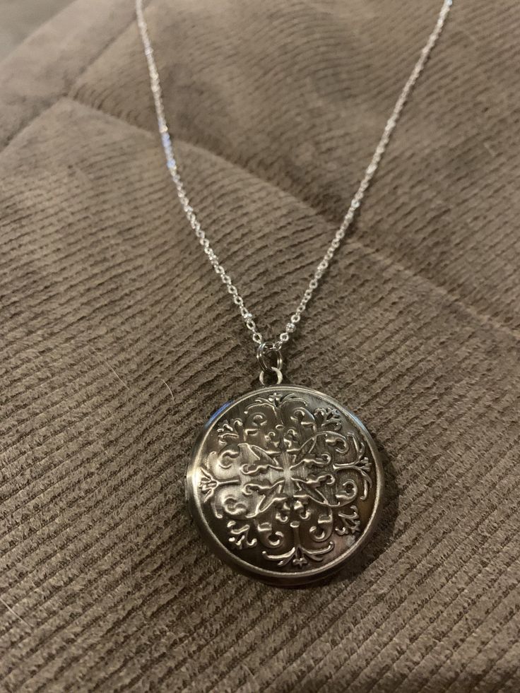 Vintage Silver Locket Necklace, Locket Necklaces, Mcu Dr, Locket Necklace Vintage, Silver Locket Necklace, Vintage Locket, Vintage Inspired Earrings, Jewelry Wardrobe, Whimsical Jewelry