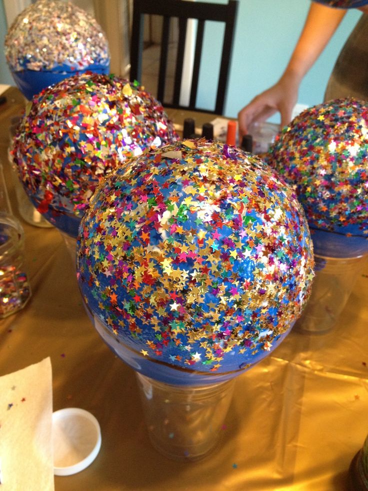 a table topped with lots of confetti covered vases