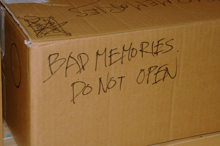 a cardboard box with writing on it that says bar membres don't open