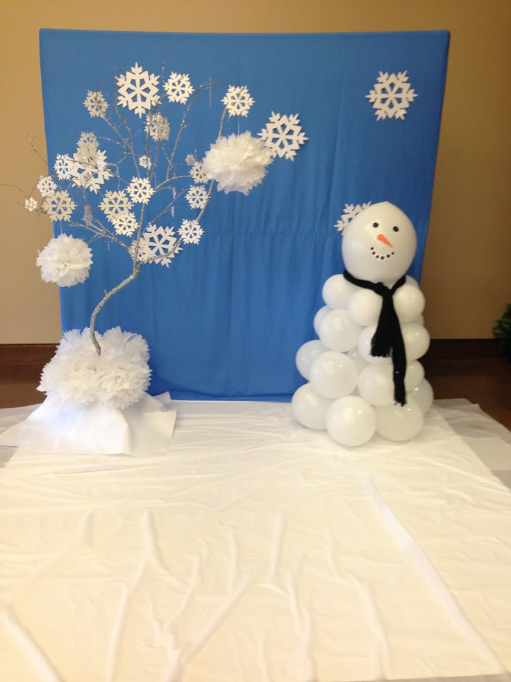 a snowman and tree made out of balloons