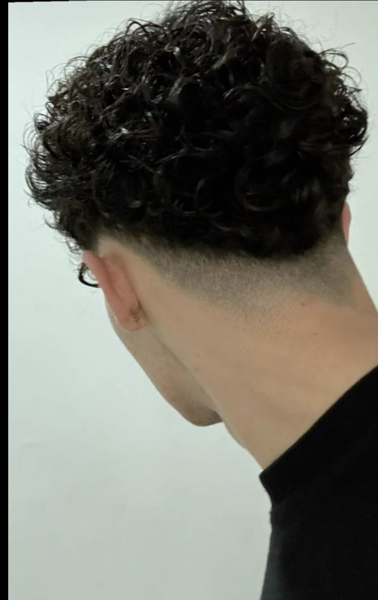 Haïr Cut For Curly Hair Men, Curly Hair Ideas Men, Aesthetic Hairstyles For Men, Haircuts For Curly Hair Men, Curly Haircut Men, Curly Hair Styles For Men, Men Curly Haircut, Long Curly Hairstyles For Men, Haircuts For Mens