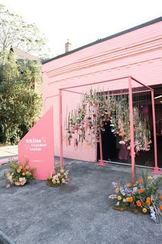 #homedecor, #interiordesign, #homedesign, #decor inspiration Floral Backdrop With Neon Sign, Retro Flower Centerpieces, Summer Event Design, Wantable 2023, Influencer Event Decor, Floral Event Decor, Floral Stage Design, Corporate Event Decor Entrance, Social Events Aesthetic