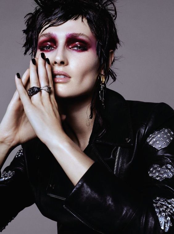 Heavy Makeup Aesthetic, Punk Makeup Looks, Grunge Editorial, Couture Editorial, Glam Rock Makeup, Stile Punk Rock, Dirty Makeup, Dramatic Eyeliner, Futuristic Makeup