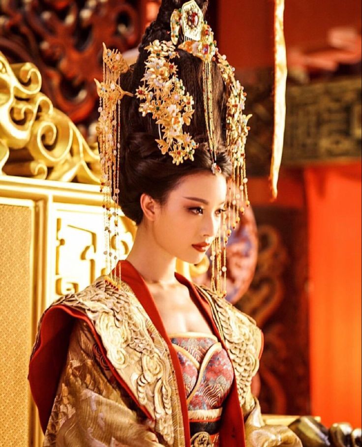 China Celebrity, Chinese Historical Fashion, Asia Culture, Empress Dress, Chinese Empress, Asian Characters, Empress Of China, Celebrity Actress, Ancient Dress