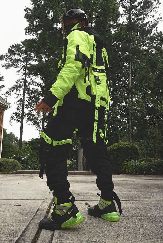 Green #nike sneakers, #tacticalpants and jacket | #techwear #cyberpunk #futurefashiontrends #style Colorful Techwear Aesthetic, Colourful Techwear, Cyberpunk Green Outfit, Tech Aesthetic Outfits, Purple Techwear, Neon Techwear, Tech Gear Fashion, Colorful Techwear, Green Techwear