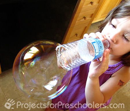 Water bottle bubble blower. Bubble Blower, Bubble Fun, Bubble Wands, Craft Activities For Kids, Outdoor Fun, Craft Activities, Projects For Kids, Kids Crafts, Toddler Activities