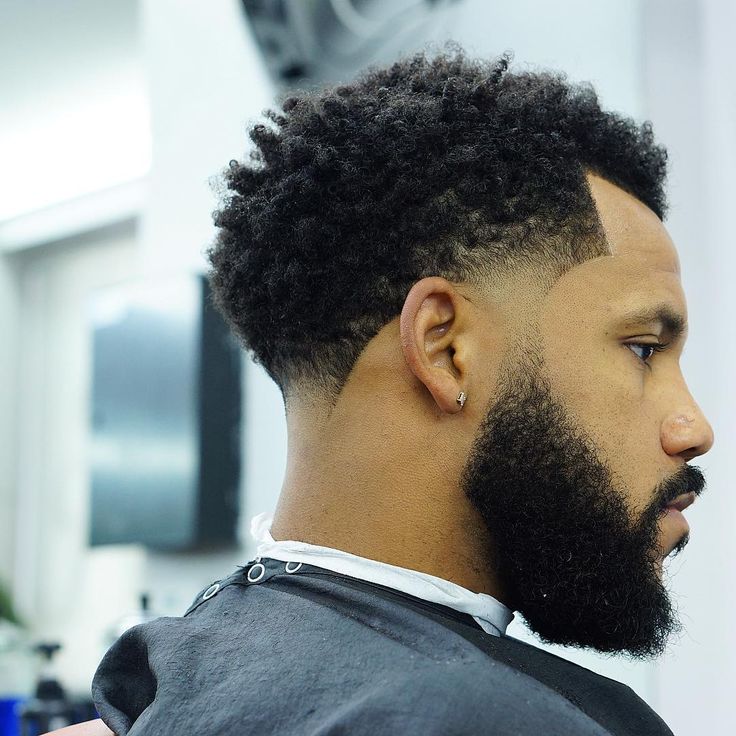 High Taper Fade for Curly hair Fade Black Men, Temp Fade Haircut, Fade Haircut Styles, Afro Fade, Low Fade Haircut, Taper Fade Haircut, Black Men Haircuts, Tapered Haircut, Mens Fade