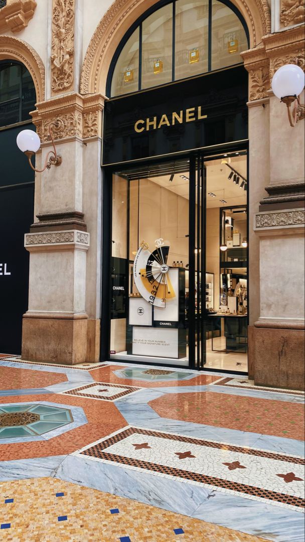 Chanel Company Building, Chanel Store Aesthetic, Chanel Building, Chanel Bag Aesthetic, Channel Store, Luxury Retail Store, France Wallpaper, Chanel Shop, Paris Chanel