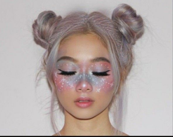 Halloweenský Makeup, Alien Makeup, Space Makeup, Galaxy Makeup, Face Art Makeup, Space Buns, Rave Makeup, Halloween Makeup Inspiration, Cool Makeup Looks