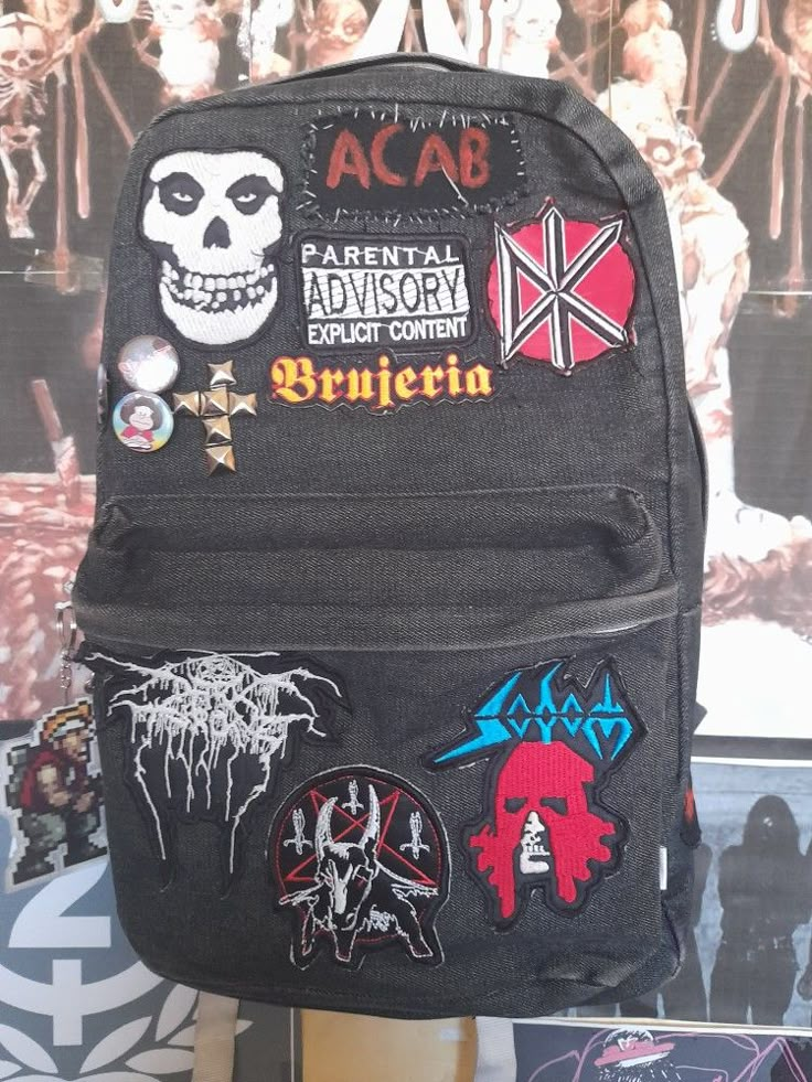 Patch Backpack Punk, Crust Backpack, Metalhead Backpack, Band Patches Diy, Backpack Painting Ideas, Alternative Fashion Diy, Punk Backpack, Backpack With Patches, Metalhead Fashion