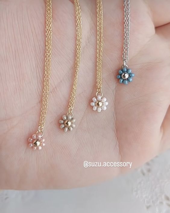 Beaded Flowers Necklace, Dainty Beaded Jewelry, Dainty Handmade Jewelry, Flower Necklace Diy, Bead Necklace Designs, Jewelry Hacks, Seed Bead Choker, Flower Chain, Pretty Jewelry Necklaces